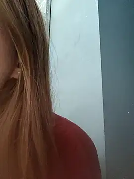 Snapshot of AlisaWyn chatting on August 2, 7:29 am AlisaWyn online show from August 2, 7:29 am