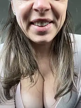 Snapshot of ladywithbigass chatting on December 18, 7:47 am ladywithbigass online show from December 18, 7:47 am