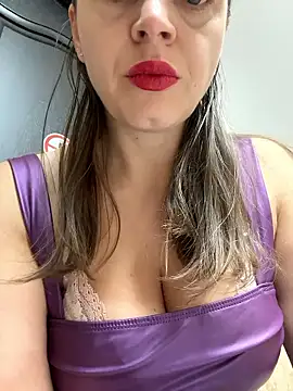 Snapshot of ladywithbigass chatting on January 10, 7:10 am ladywithbigass online show from January 10, 7:10 am