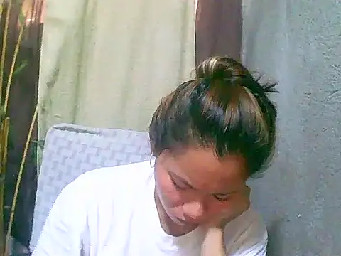 Snapshot of Sweeetgurll chatting on April 28, 2:27 am Sweeetgurll online show from April 28, 2:27 am