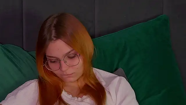 Snapshot of BellaMarebelle chatting on October 18, 4:37 am BellaMarebelle online show from October 18, 4:37 am