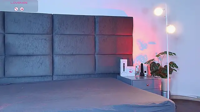 Snapshot of Slenna_Moon chatting on March 26, 11:32 pm Slenna Moon online show from March 26, 11:32 pm