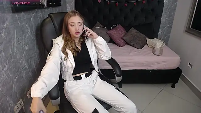 lizzysnow   online show from September 11, 12:05 pm