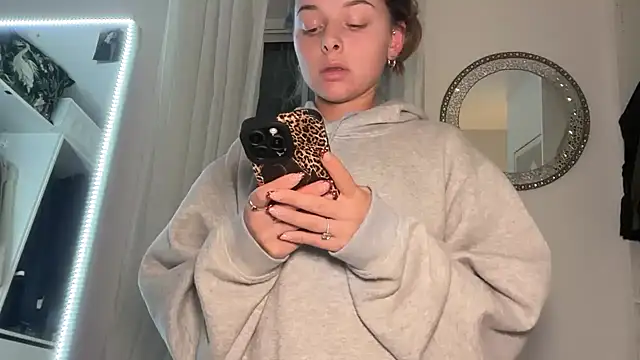 KayleeBella online show from January 6, 9:50 pm