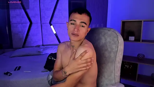 Snapshot of LiamDeep chatting on February 17, 8:15 pm LiamDeep online show from February 17, 8:15 pm