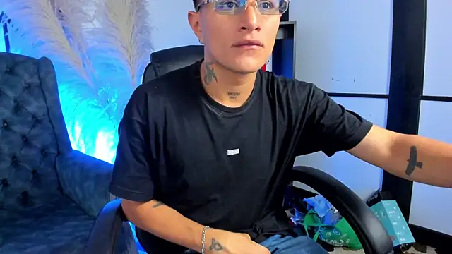 Snapshot of LiamDeep chatting on March 2, 5:19 am LiamDeep online show from March 2, 5:19 am