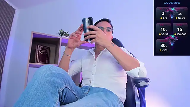 Snapshot of LiamDeep chatting on March 2, 8:26 pm LiamDeep online show from March 2, 8:26 pm