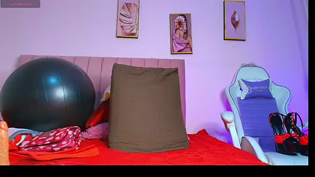 Rose Nichols online show from February 26, 7:35 pm