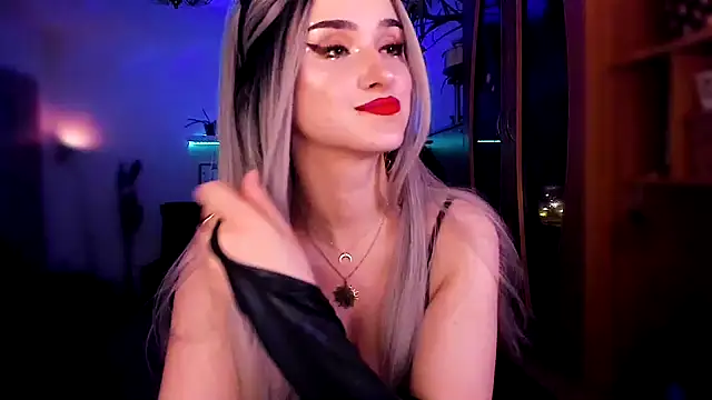 Snapshot of MistressJolie chatting on December 22, 4:50 am MistressJolie online show from December 22, 4:50 am