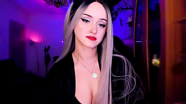 Snapshot of MistressJolie chatting on January 9, 3:36 am MistressJolie online show from January 9, 3:36 am