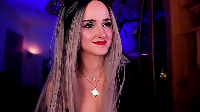 Snapshot of MistressJolie chatting on January 10, 4:44 am MistressJolie online show from January 10, 4:44 am