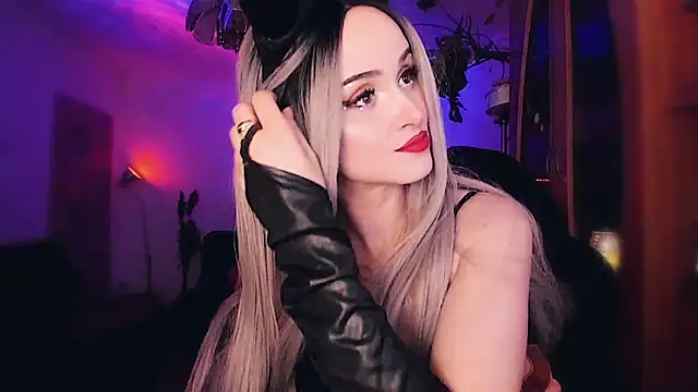 Snapshot of MistressJolie chatting on February 20, 4:28 am MistressJolie online show from February 20, 4:28 am