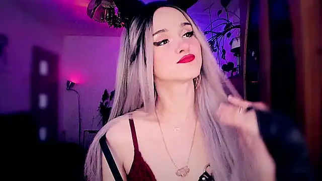 Snapshot of MistressJolie chatting on September 16, 7:53 am MistressJolie online show from September 16, 7:53 am