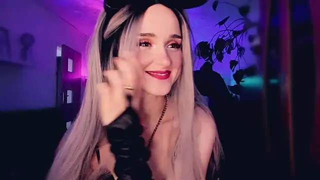 Snapshot of MistressJolie chatting on October 25, 10:56 am MistressJolie online show from October 25, 10:56 am