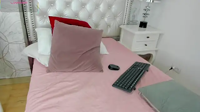 Snapshot of amara_rousse chatting on October 13, 11:54 am amara rousse online show from October 13, 11:54 am