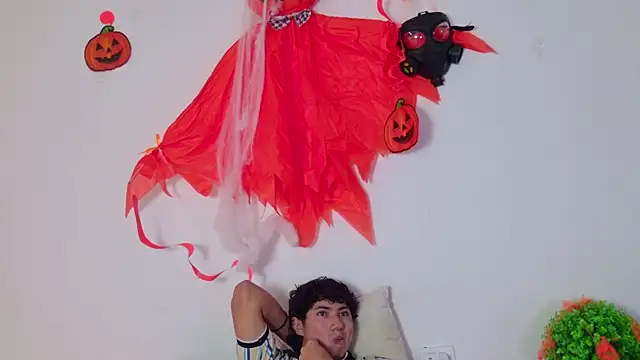 Snapshot of Laura_and_Kevin chatting on October 18, 2:40 pm Laura and Kevin online show from October 18, 2:40 pm