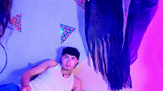 Snapshot of Laura_and_Kevin chatting on October 25, 1:40 pm Laura and Kevin online show from October 25, 1:40 pm