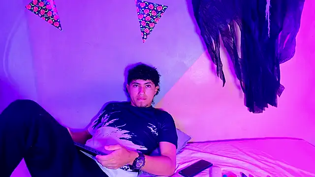 Snapshot of Laura_and_Kevin chatting on October 28, 1:36 pm Laura and Kevin online show from October 28, 1:36 pm