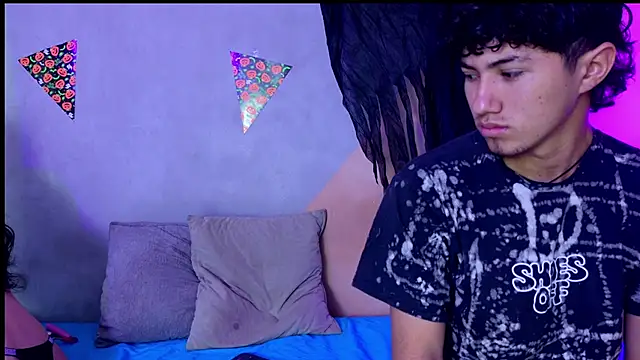 Snapshot of Laura_and_Kevin chatting on November 4, 1:21 pm Laura and Kevin online show from November 4, 1:21 pm