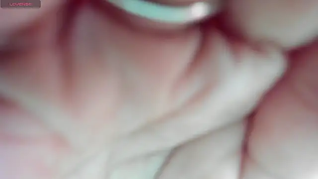 Snapshot of moonligth18 chatting on May 19, 8:48 pm moonligth18 online show from May 19, 8:48 pm