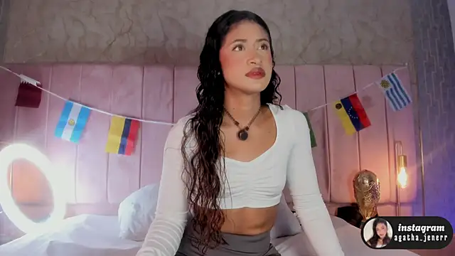 Snapshot of agatha_jener chatting on June 29, 11:43 am agatha jener online show from June 29, 11:43 am