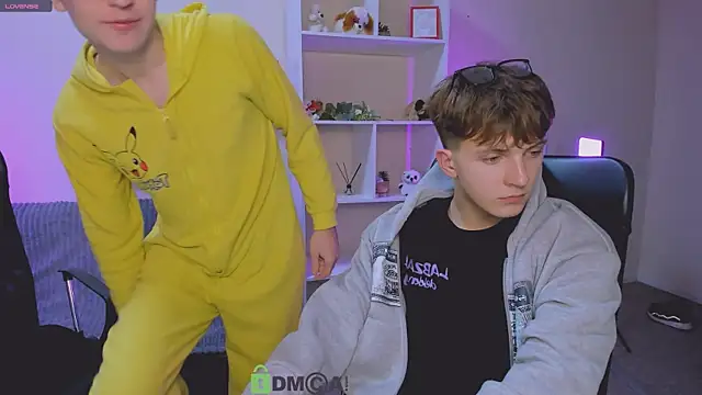 travis wolf  online show from October 11, 7:12 pm