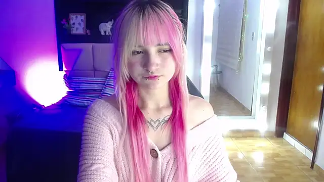 Snapshot of _Charlotte_Collins_ chatting on June 19, 3:38 pm Charlotte Collins online show from June 19, 3:38 pm