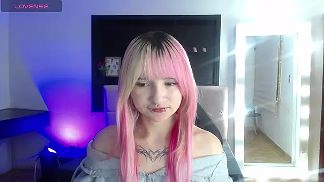 Snapshot of _Charlotte_Collins_ chatting on June 27, 3:28 pm Charlotte Collins online show from June 27, 3:28 pm