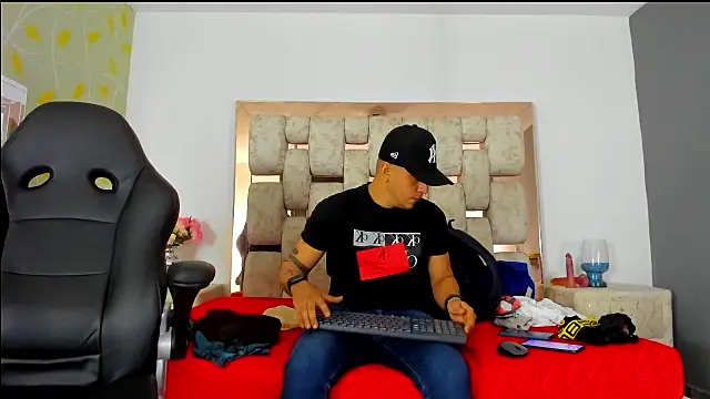 Snapshot of AngelAndChris chatting on September 17, 12:07 pm AngelAndChris online show from September 17, 12:07 pm