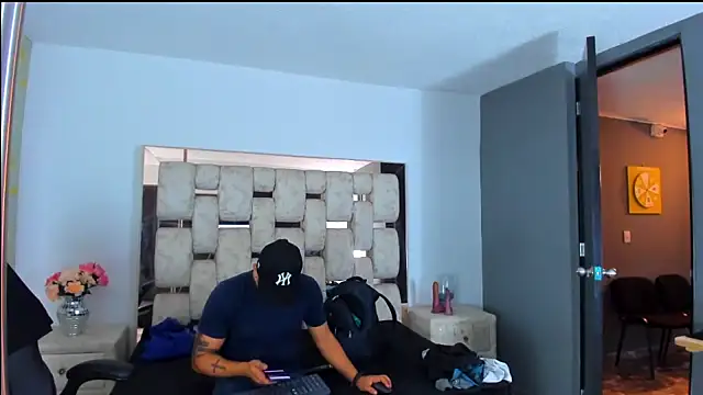 Snapshot of AngelAndChris chatting on September 18, 12:07 pm AngelAndChris online show from September 18, 12:07 pm