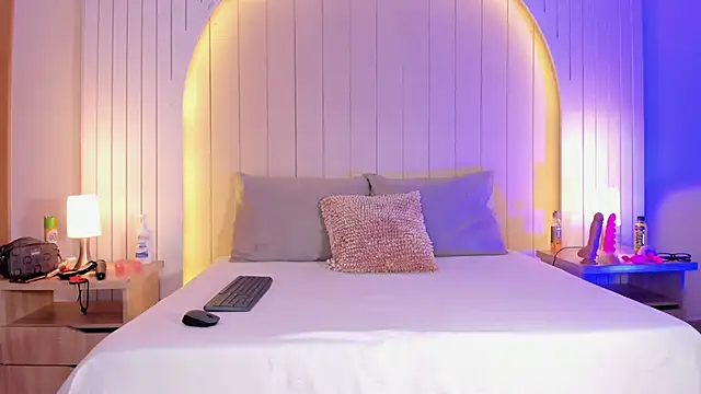 ALICESANDOVAL online show from December 15, 11:25 am