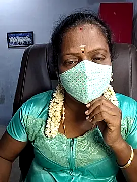 Snapshot of umashreetamil chatting on October 15, 5:18 am umashreetamil online show from October 15, 5:18 am