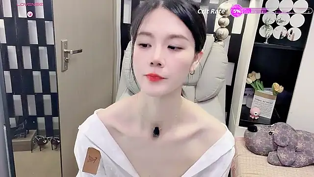 Snapshot of Yueyue-MM chatting on June 6, 12:10 pm Yueyue-MM online show from June 6, 12:10 pm