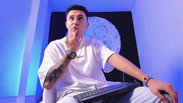 liaamsmiith  online show from October 26, 12:55 pm