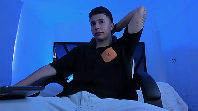 liaamsmiith  online show from February 3, 12:54 pm