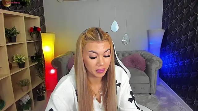 Snapshot of xPuka chatting on December 4, 6:16 pm xPuka online show from December 4, 6:16 pm