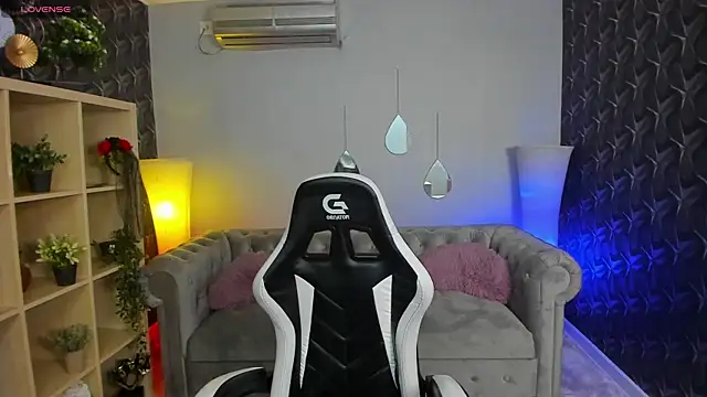 Snapshot of xPuka chatting on January 9, 5:37 pm xPuka online show from January 9, 5:37 pm