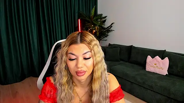 Snapshot of xPuka chatting on February 3, 4:56 pm xPuka online show from February 3, 4:56 pm