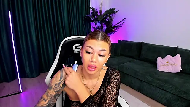 Snapshot of xPuka chatting on February 4, 5:30 pm xPuka online show from February 4, 5:30 pm