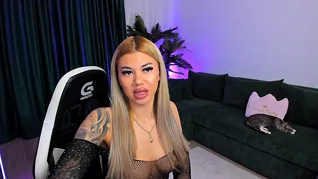 Snapshot of xPuka chatting on February 24, 5:11 pm xPuka online show from February 24, 5:11 pm