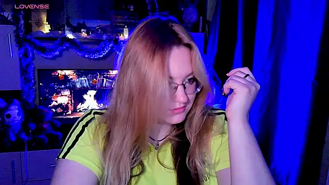 Snapshot of ZayaRush chatting on November 22, 10:25 am ZayaRush online show from November 22, 10:25 am