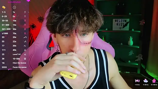 Snapshot of mark_caron chatting on October 31, 8:32 pm mark caron online show from October 31, 8:32 pm