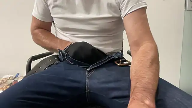 Snapshot of harrys74 chatting on November 3, 4:30 pm harrys74 online show from November 3, 4:30 pm