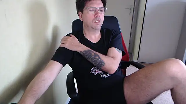 blueandwhite1 online show from April 18, 7:01 am