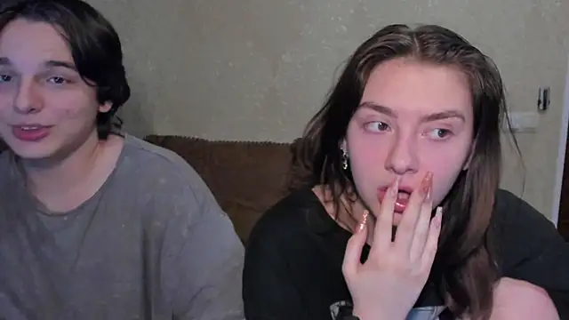 Snapshot of muuur_fam chatting on November 1, 8:22 pm muuur fam online show from November 1, 8:22 pm