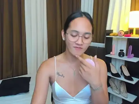 URHottestAngel online show from October 1, 4:35 pm