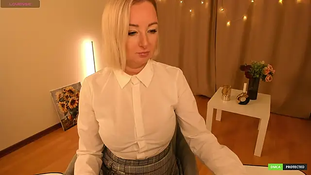 Snapshot of sexmom8 chatting on November 29, 10:51 am sexmom8 online show from November 29, 10:51 am