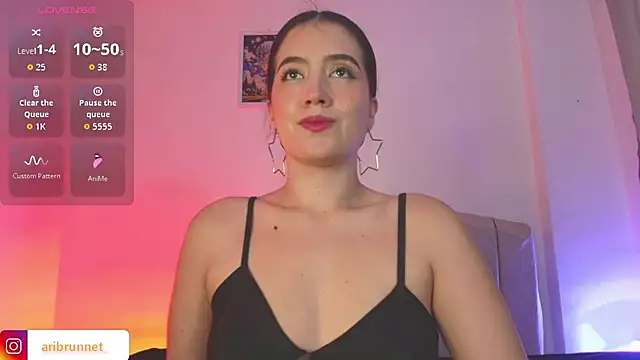 Snapshot of BrunnetAri_ chatting on June 24, 7:35 pm BrunnetAri online show from June 24, 7:35 pm