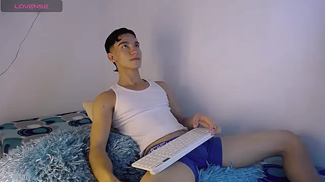 Snapshot of babyandy_x chatting on November 18, 11:26 pm babyandy x online show from November 18, 11:26 pm