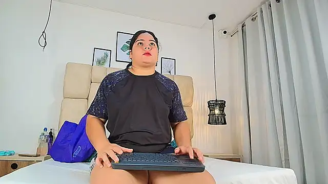 Snapshot of elizawiliamst chatting on October 15, 11:43 am elizawiliamst online show from October 15, 11:43 am